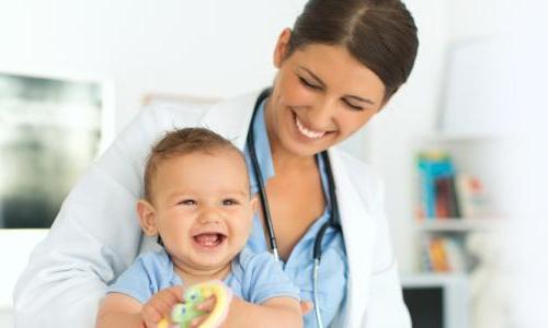 儿科执业护士与儿童病人微笑